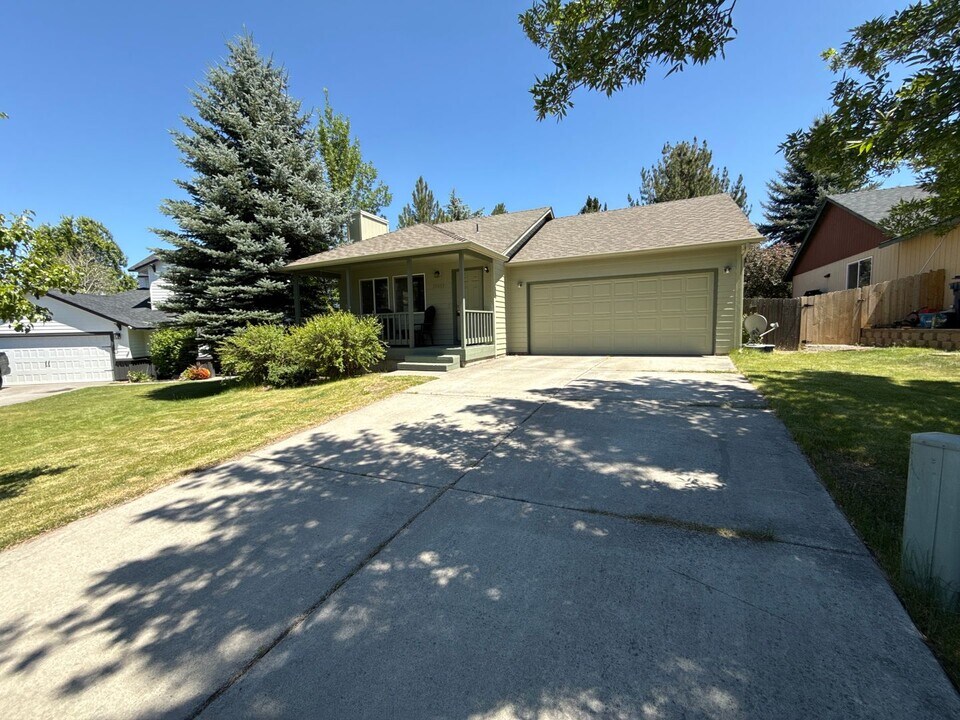 20053 Rock Bluff Cir in Bend, OR - Building Photo