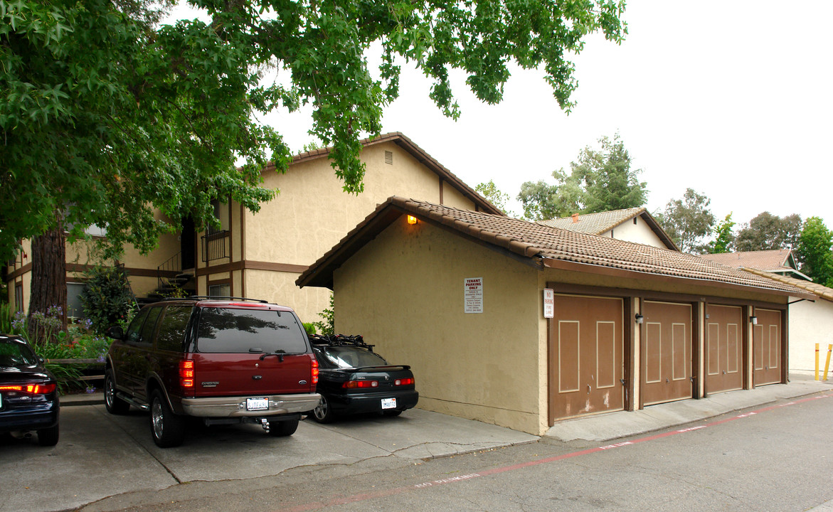 908 Civic Center Dr in Rohnert Park, CA - Building Photo