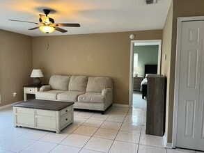 111 Rosewood Ct in Kissimmee, FL - Foto de edificio - Building Photo