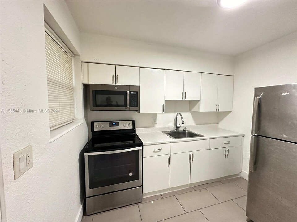 110 SW 7th Ave, Unit 1 in Dania Beach, FL - Foto de edificio