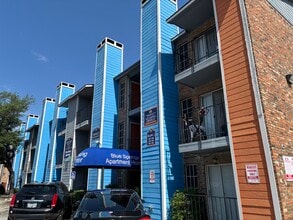 Blue Springs Apartments in Dallas, TX - Foto de edificio - Building Photo