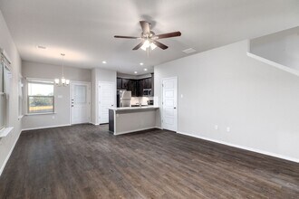 105 Highland Vw in New Braunfels, TX - Building Photo - Building Photo