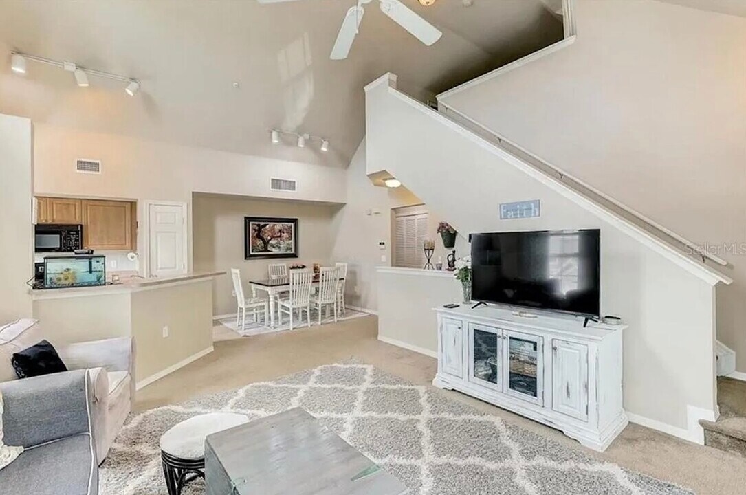 5541 Rosehill Rd, Unit 202 in Sarasota, FL - Foto de edificio