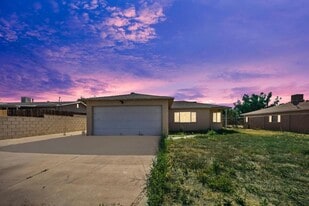 42215 52nd St W in Lancaster, CA - Building Photo