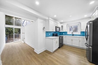 2294 Lake Shore Blvd W in Toronto, ON - Building Photo - Building Photo