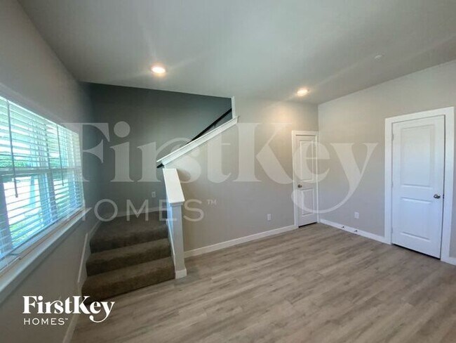 330 Niki Dr in Lewisville, TX - Foto de edificio - Building Photo