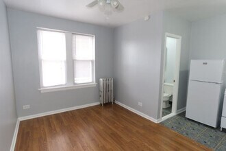 5708 N Winthrop Ave, Unit A01C in Chicago, IL - Foto de edificio - Building Photo
