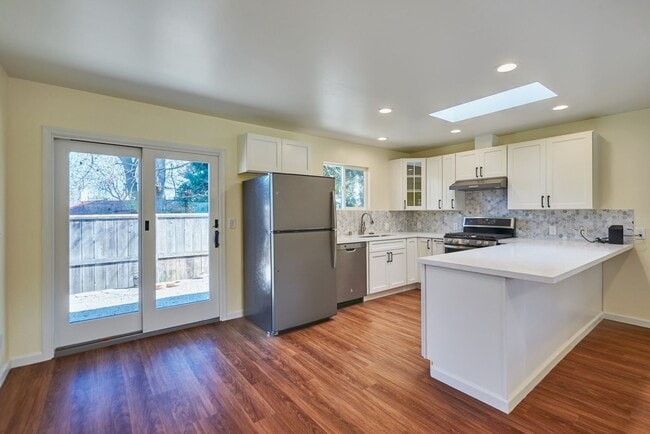 125a Eaton Villa Pl in Redwood City, CA - Building Photo - Building Photo