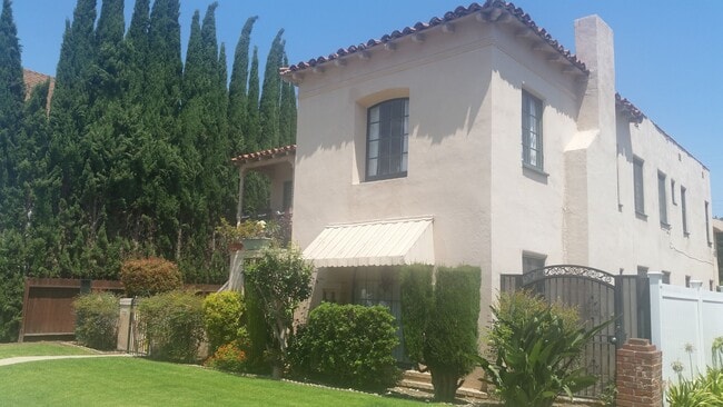 1112 S Doheny Dr in Los Angeles, CA - Building Photo - Building Photo