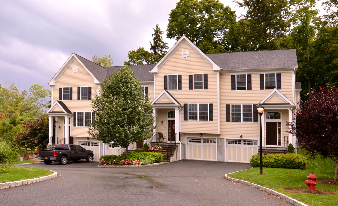 Stoneleigh Ave in Carmel, NY - Building Photo