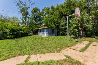 6505 N Randall Dr in Park City, KS - Foto de edificio - Building Photo