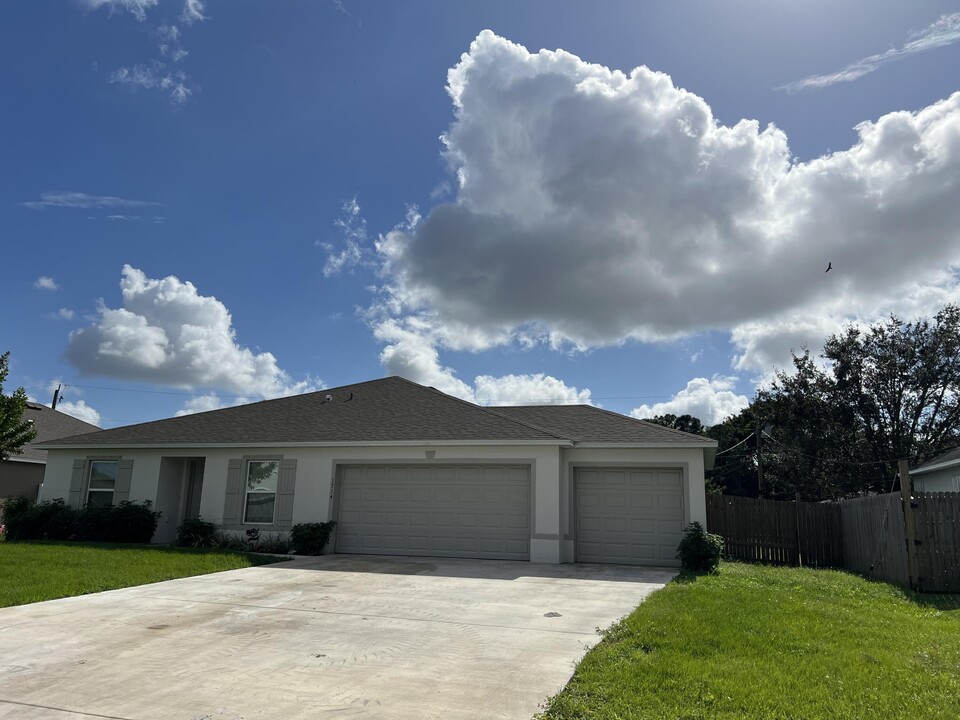 1714 SW Haylake Ave in Port St. Lucie, FL - Foto de edificio