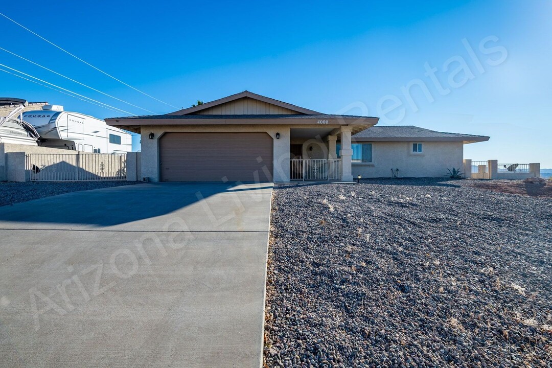 4000 Bluegrass Dr in Lake Havasu City, AZ - Foto de edificio