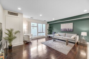 310 Cliff Ln in Cliffside Park, NJ - Building Photo