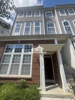 923 Pine Forest Ln in Kettering, MD - Building Photo