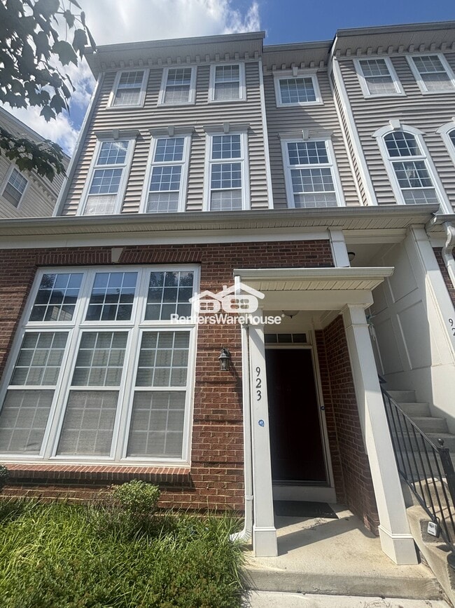 property at 923 Pine Forest Ln