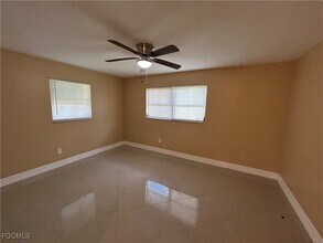 405 E Jasmine Rd in Lehigh Acres, FL - Foto de edificio - Building Photo