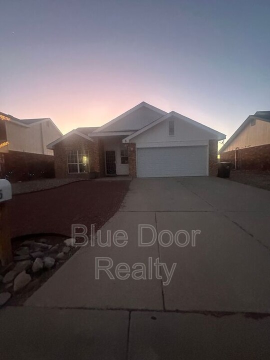 5 Apache Plume Rd in Los Lunas, NM - Building Photo