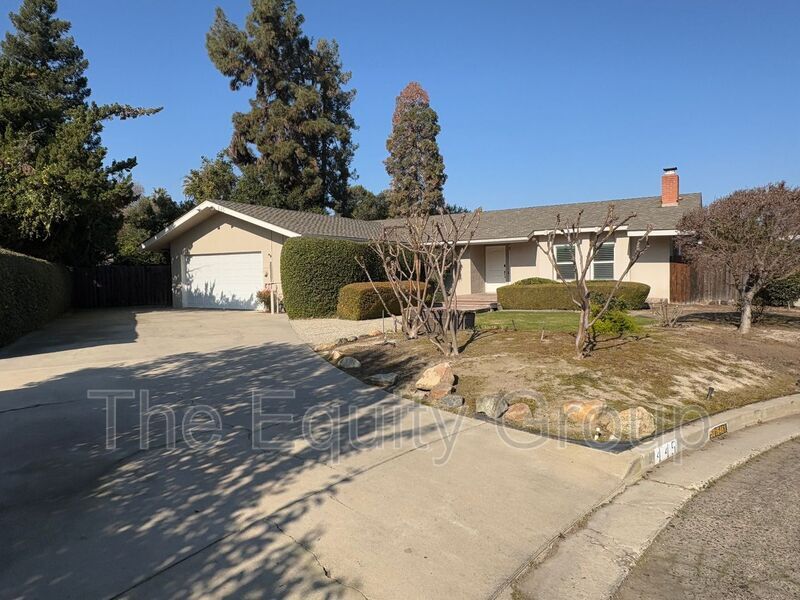 445 N O'Farrell Ct in Visalia, CA - Building Photo