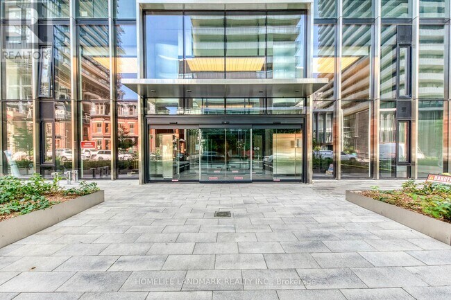 55 Charles St E in Toronto, ON - Building Photo - Building Photo