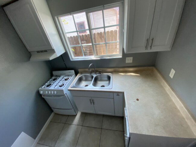204 E 10th St-Unit -Rear in San Bernardino, CA - Building Photo - Building Photo