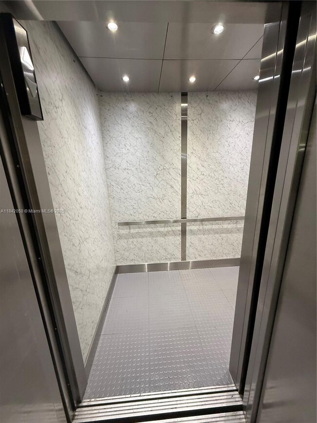 16500 Golf Club Rd in Weston, FL - Building Photo - Building Photo