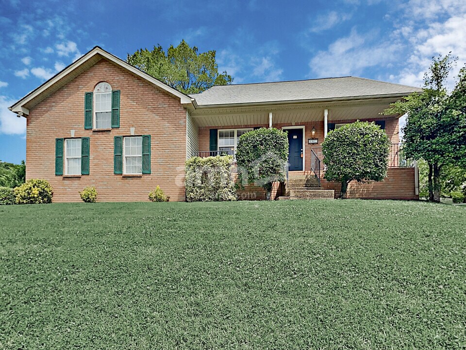 2327 Devonshire Dr in Old Hickory, TN - Building Photo