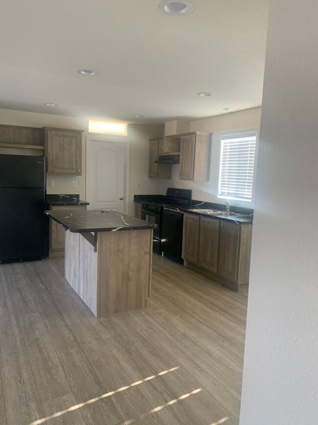 665 Memorial Way in Paradise, CA - Building Photo - Building Photo