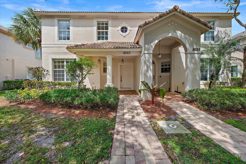 8023 Murano Cir in Palm Beach Gardens, FL - Building Photo