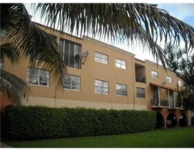 1305 W 53rd St, Unit 410 in Hialeah, FL - Building Photo - Building Photo