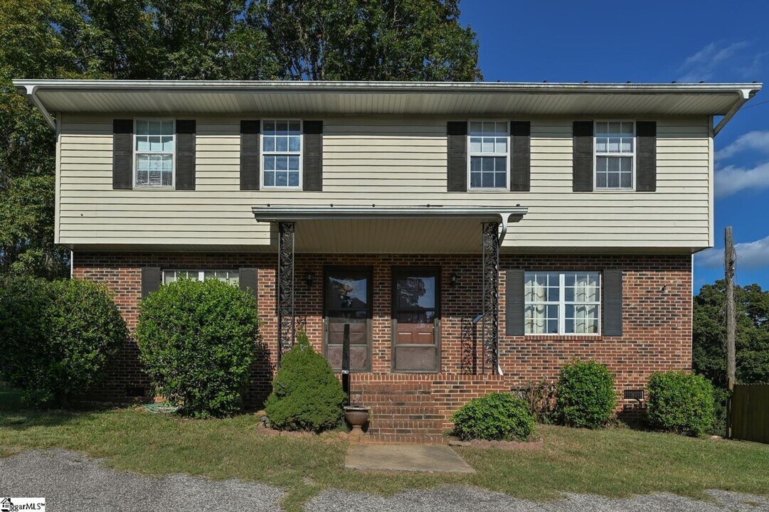 6 St Mark Rd in Taylors, SC - Foto de edificio