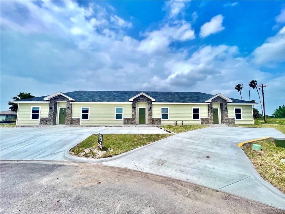 2200 N Vly Cir in La Feria, TX - Building Photo