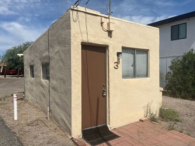 property at 1633 N Sycamore Blvd