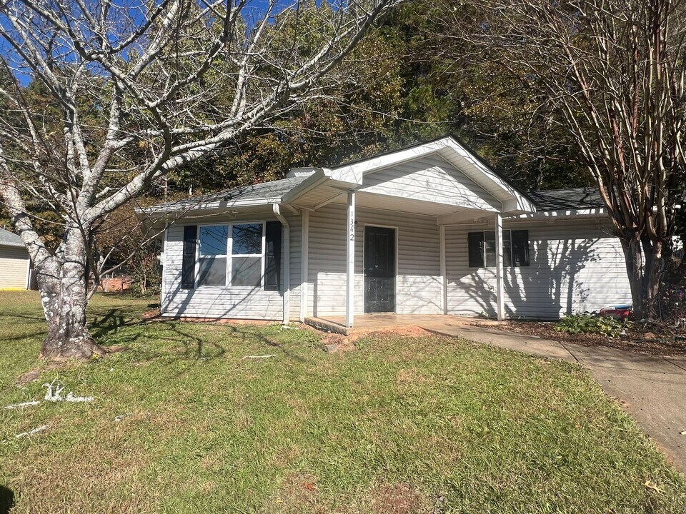 1342 Aiken Rd in Bogart, GA - Building Photo