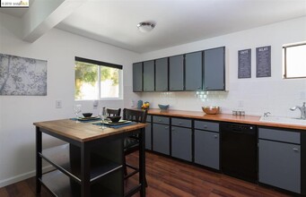 1654 San Pablo Ave, Unit D in Berkeley, CA - Foto de edificio - Building Photo