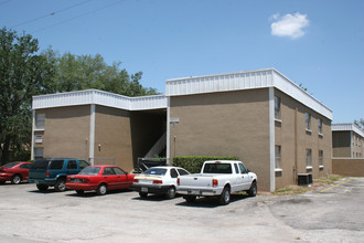 Center Place Apartments in Tampa, FL - Foto de edificio - Building Photo