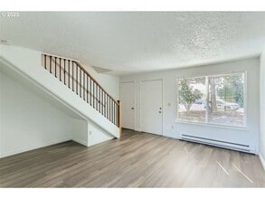 1051-1053 Birchwood Dr in Oregon City, OR - Building Photo - Building Photo