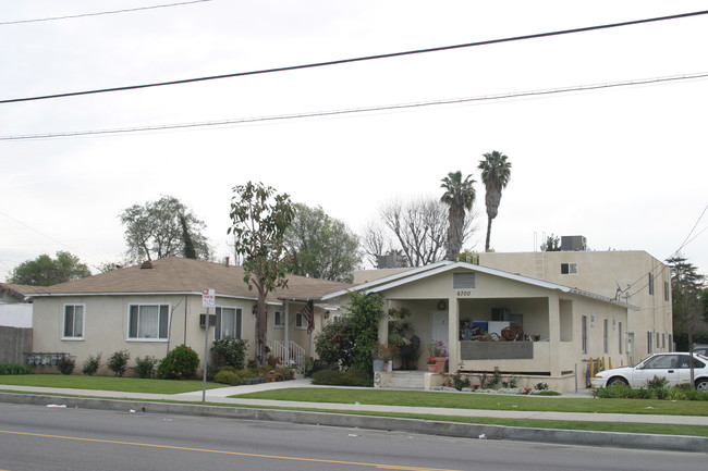 6700 Hazeltine Ave in Van Nuys, CA - Building Photo - Building Photo