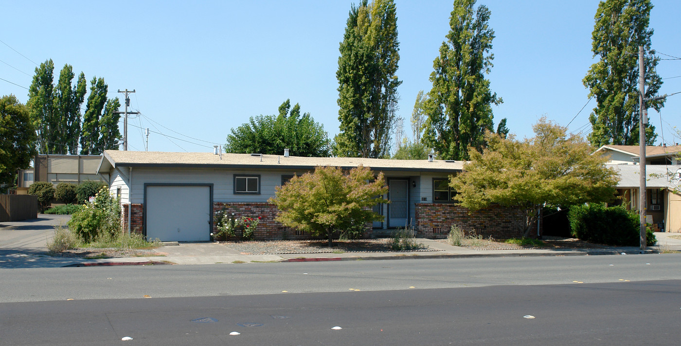 1243 Yulupa Ave in Santa Rosa, CA - Foto de edificio