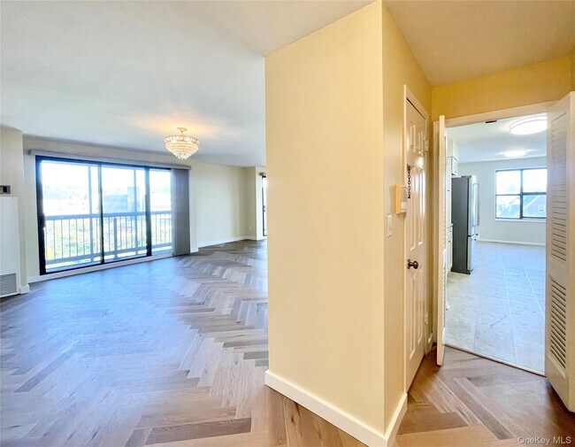 12 Bond St in Great Neck Plaza, NY - Building Photo - Building Photo