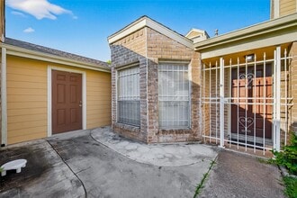 11866 Plumbrook Dr in Houston, TX - Building Photo - Building Photo