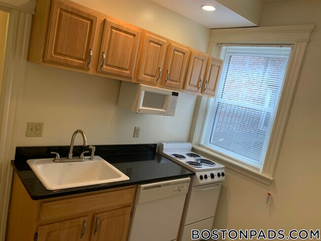 100 Queensberry St in Boston, MA - Building Photo - Building Photo