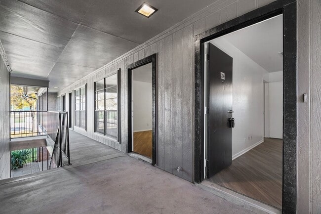 320 E 4th St, Unit 204 in Arlington, TX - Foto de edificio - Building Photo