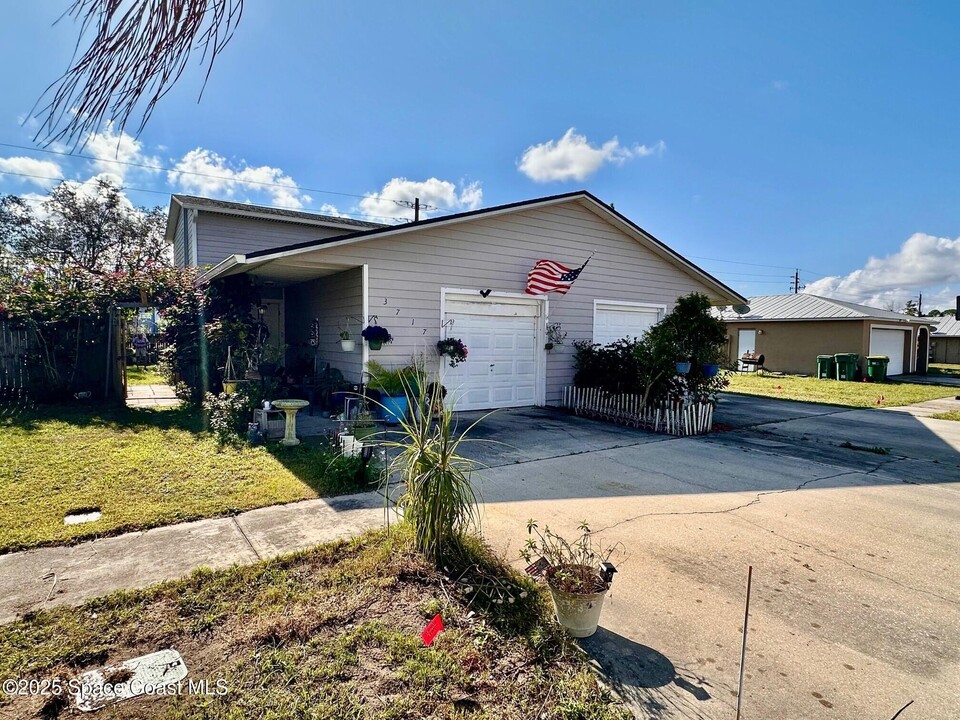 3717 W Malory Ct in Cocoa, FL - Building Photo
