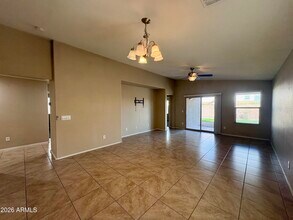 2190 E Hazeltine Way in Gilbert, AZ - Building Photo - Building Photo