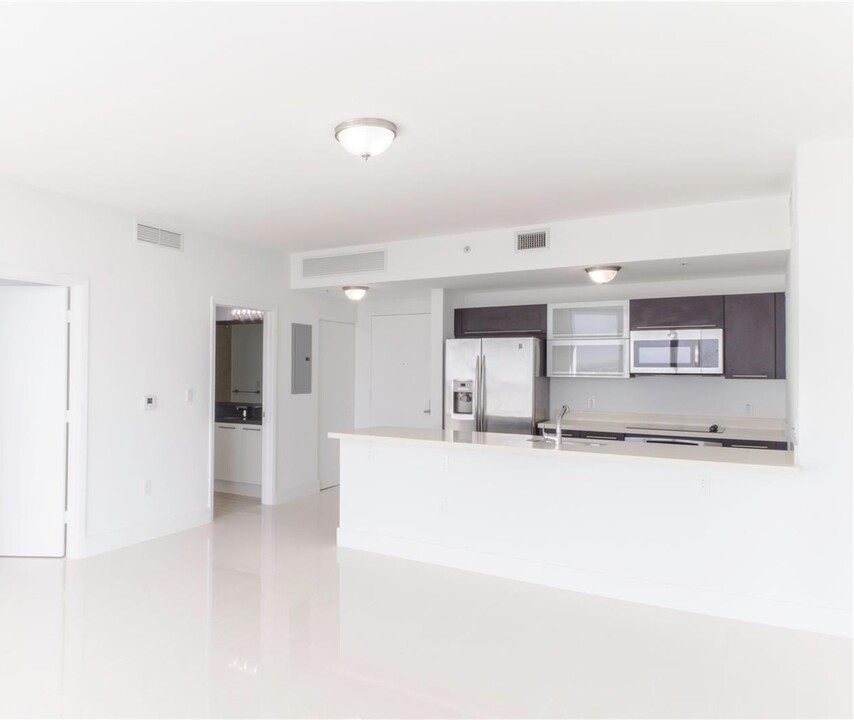 90 SW 3rd St, Unit 3408 in Miami, FL - Building Photo