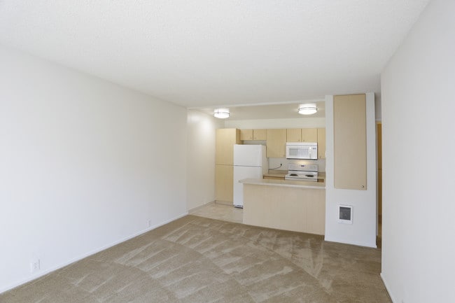 La Jolla Canyon Apartments in San Diego, CA - Building Photo - Interior Photo