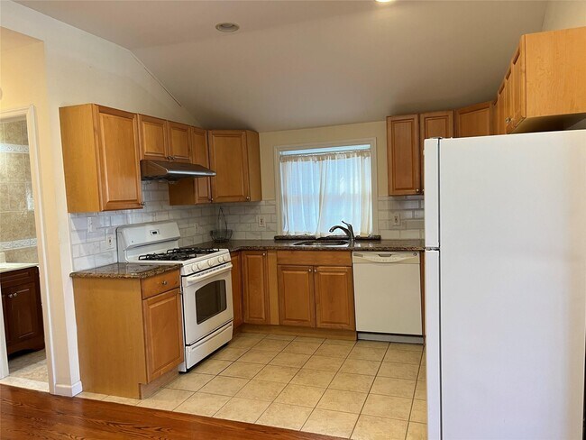 42-06 216th St in Queens, NY - Foto de edificio - Building Photo