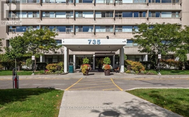 735 Don Mills Rd. in Toronto, ON - Building Photo - Building Photo
