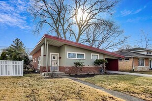 8109 Karlov Ave in Skokie, IL - Building Photo